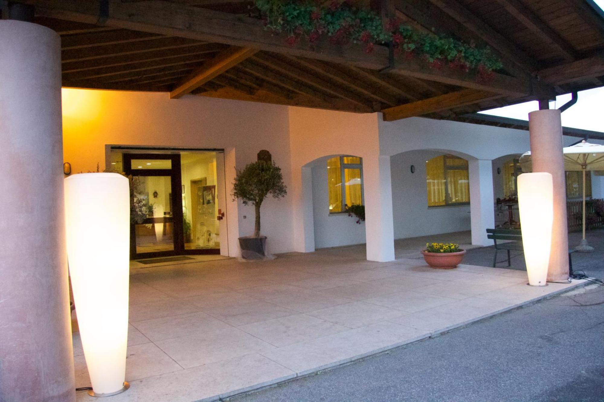 Hotel Stella Alpina Spiazzi Di Caprino Exterior photo
